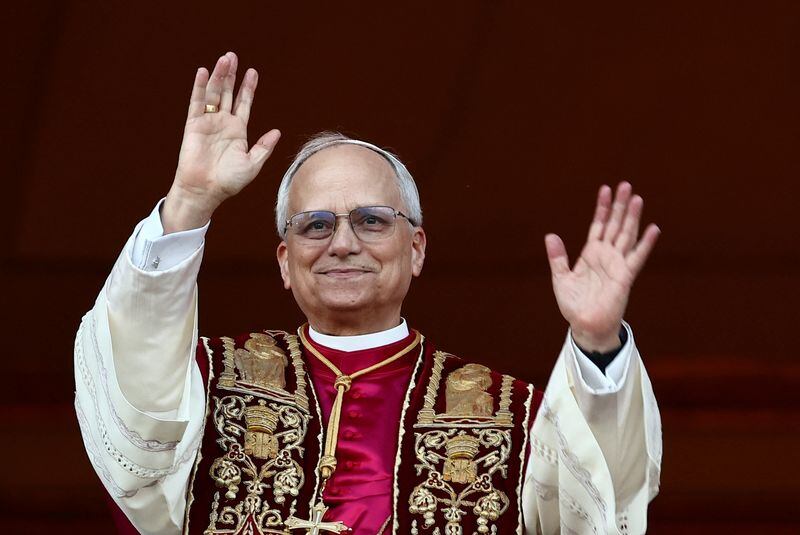 El recién elegido Papa León XIV, el cardenal Robert Prevost de los Estados Unidos, aparece en el balcón de la Basílica de San Pedro, en el Vaticano. 8 de mayo de 2025