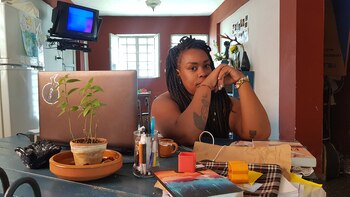 Afrik3 Reina en su mesa