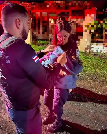 Aspecto del despliegue en Guápiles, donde la prioridad de las autoridades se centró en salvaguardar la vida de la menor sobreviviente (Cortesía TVR Televisión Rivense).