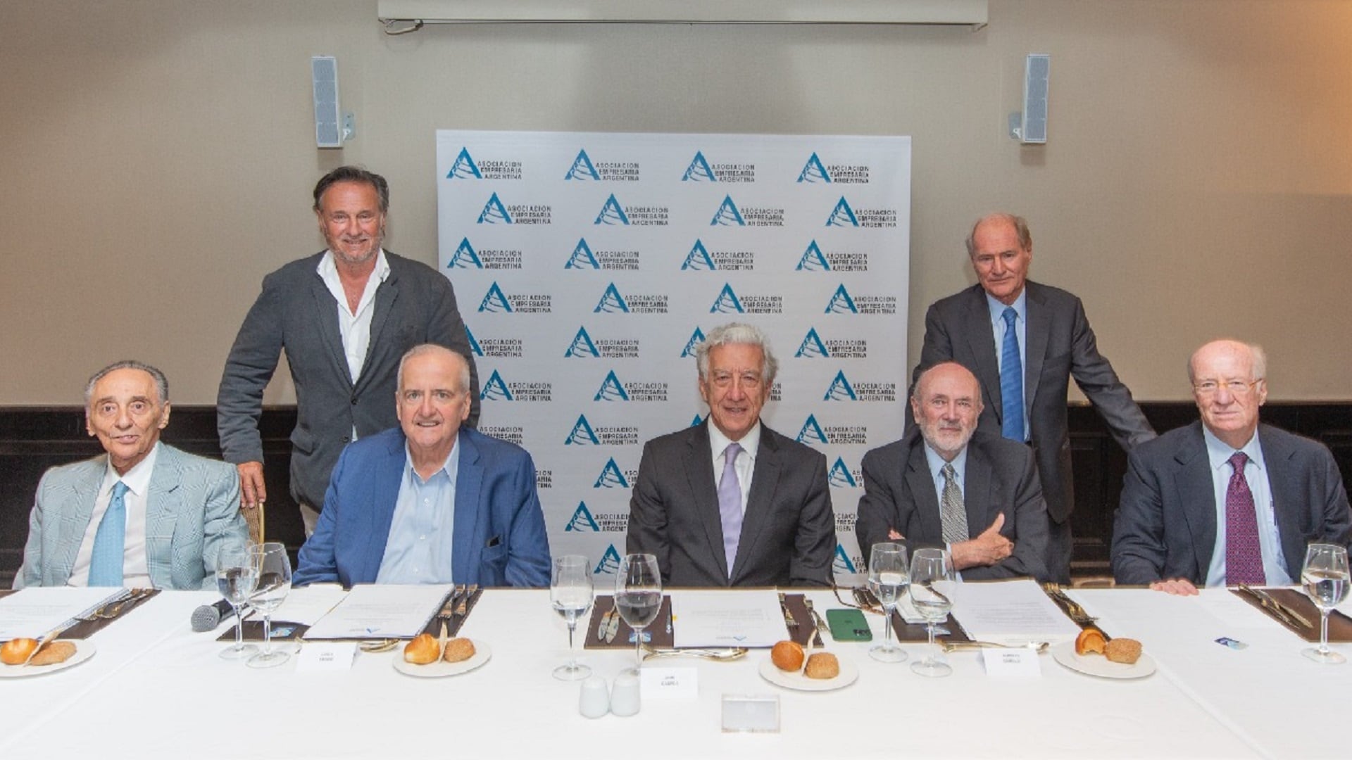 Héctor Magneto, Carlos Miguens, Luis Pagani, Jaime Campos, Alberto Grimoldi, Federico Braun y Paolo Rocca, alguno de los integrantes de la Asociación Empresaria Argentina (AEA)