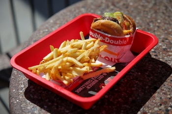 La entrega a domicilio de comida rápida presenta demoras para el 55% de los usuarios, superando el tiempo estimado de 27,9 minutos y generando insatisfacción. (REUTERS/Daniel Cole)