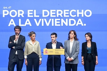 29/09/2026 (I-D) El ministro de Cultura, Ernest Urtasun; la vicepresidenta seguda y ministra de Trabajo y Economía Social, Yolanda Díaz; el ministro de Derechos Sociales, Consumo y Agenda 2030, Pablo Bustinduy; la ministra de Sanidad, Mónica García, y la ministra de Juventud e Infancia, Sira Rego, durante una rueda de prensa, en la sede de la Vicepresidencia Segunda, a 29 de septiembre de 2026, en Madrid (España). PSOE y Sumar, los dos partidos que forman el Gobierno de coalición, han alcanzado un acuerdo para aprobar el real decreto de Vivienda en el Consejo de Ministros en el que se incluyen algunas medidas que piden los Sindicatos de Inquilinos.
POLITICA
Gustavo Valiente - Europa Press
