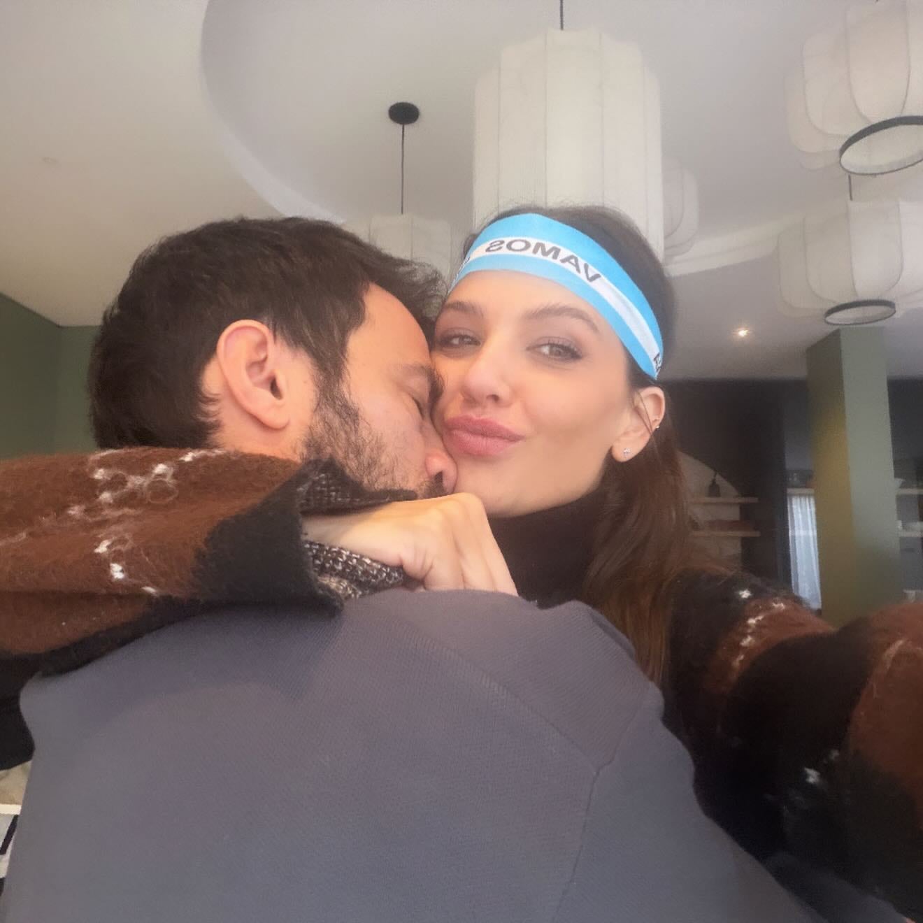 Ivana Figueiras y Darío Cvitanich abrazados en medio de la pasión por la Selección Argentina en el Mundial 2026