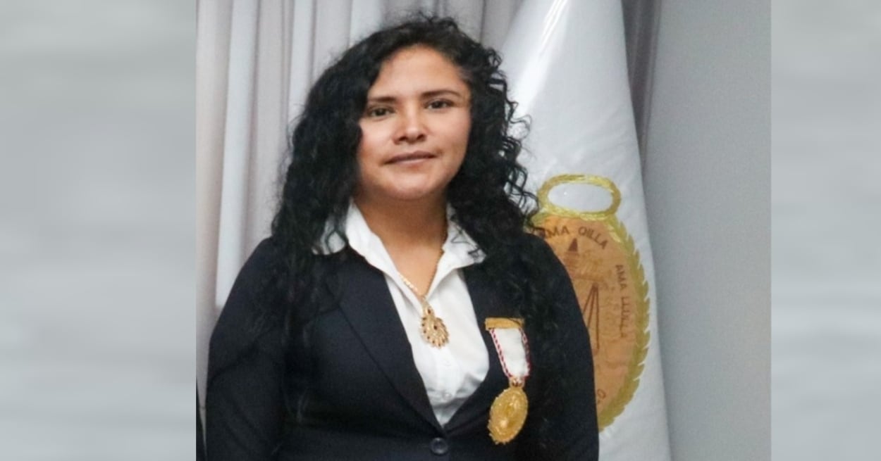 La exfiscal Carmen López, acusada de narcotráfico, aparece en un retrato oficial luciendo un traje oscuro, camisa blanca y medallas en su pecho. (Fiscalía )
