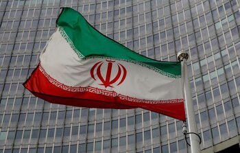 Foto de archivo de la bandera de Irán frente a la sede de la OIEA en Viena, Austria. 9 de septiembre, 2019. REUTERS/Leonhard Foeger/Archivo