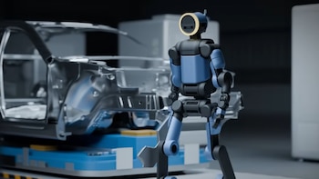 El robot humanoide que no necesita humanos: puede cambiar su batería de forma autónoma