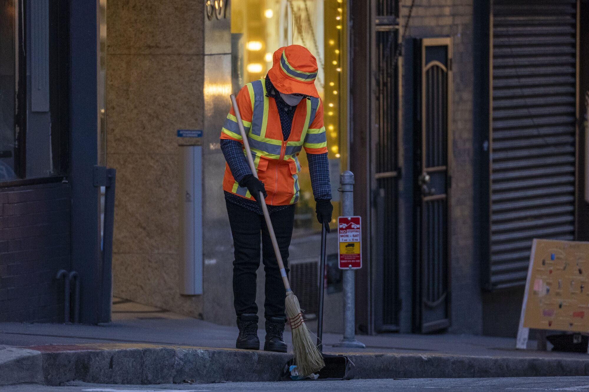 Un trabajador municipal barre la calle Grant en San Francisco, California. (David Paul Morris/Bloomberg)