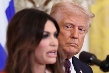 Trump pasó en 48 horas de evaluar la situación a exigir la renuncia de alguien de su círculo más cercano (REUTERS/Kevin Lamarque)
