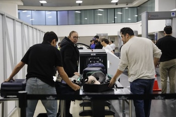 La Subdirección General de Análisis de Información Antinarcótica decomisó los documentos y remitió a los dos hombres al juzgado correspondiente en la Torre de Tribunales.