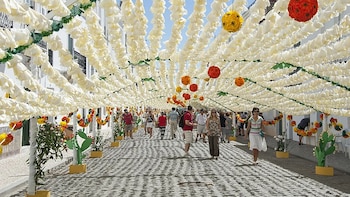 Un millón de flores de papel para decorar este pueblo portugués: la fiesta sin fecha fija que regresa tras 11 años