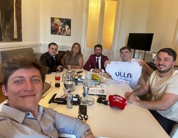 Santiago Caputo junto a Lucas