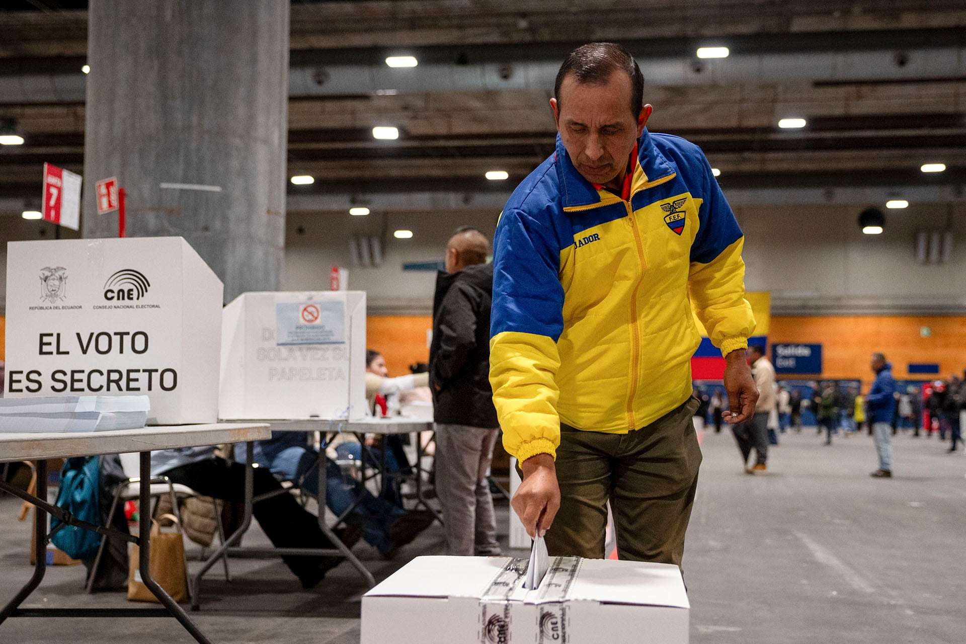 MADRID, 16/11/2025.- Un votante ecuatoriano deposita su voto en el centro de votación instalado en el centro de convenciones IFEMA de Madrid, este domingo. Más de 196.000 ecuatorianos participarán en el Referéndum y Consulta Popular 2025 en 19 recintos de España. EFE/Daniel González