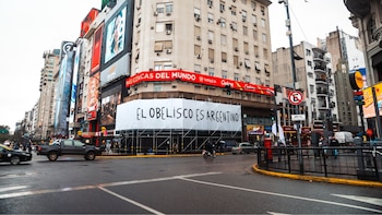 “El Obelisco es argentino”: la frase que apareció en plena avenida 9 de Julio y nadie explica