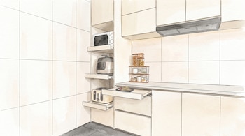 Ilustración acuarela de cocina beige con líneas finas. Muestra microondas, tostadora, electrodomésticos, estantes extraíbles y almacenaje de alimentos.