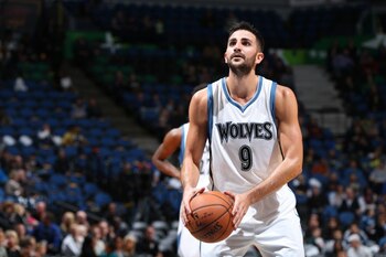 27/10/2015 Baloncesto/NBA.- El base espa�ol Ricky Rubio retornar� a Minnesota Timberwolves.
El base espa�ol Ricky Rubio no jugar� finalmente la pr�xima temporada de la NBA en Oklahoma City Thunder, sino que lo har� en el que fue su primer equipo en la liga estadounidense, Minnesota Timberwolves, un proyecto atractivo con jugadores como Karl-Anthony Towns, D'Angelo Russell y el n�mero uno del 'draft', Anthony Edwards.
DEPORTES ESTADOS UNIDOS NORTEAM�RICA
MINESSOTA TIMBERWOLVES