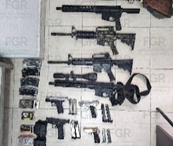 Fueron aseguradas diversas armas de fuego de uso exclusivo del ejército Foto: FGR