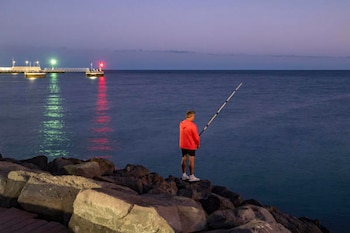 Un pescador en el espigón