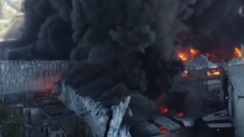 Impactante incendio: arde una fábrica de pinturas en Francisco Álvarez