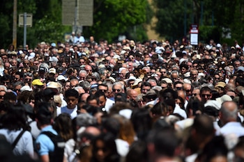 La localidad francesa de Fleurance fue escenario de una multitudinaria marcha en memoria de Lyhanna, desaparecida a fines de mayo y hallada muerta días después (AFP/LIONEL BONAVENTURE)