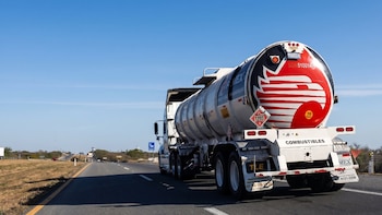 Gobierno y gasolineros pactan otros seis meses para contener el precio de la gasolina y el diésel