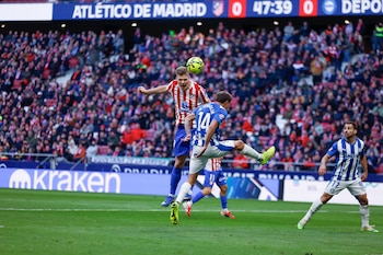 El jugador del Atlético de Alexander Sorloth remata de cabeza (EFE/ Manu Reino)