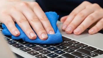 Así aconsejan los fabricantes limpiar una laptop para evitar daños y prolongar su vida útil