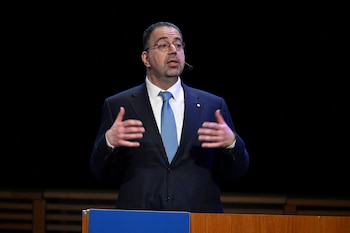 Daron Acemoglu advierte que, si la IA no crea tareas intensivas en mano de obra, los beneficios recaerán en los dueños del capital y aumentará la desigualdad (REUTERS)