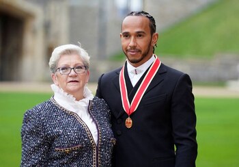 Lewis Hamilton posa junto a