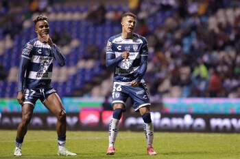 Faber Gil y Nelson Deossa celebrando en el Puebla y Pachuca, en el estadio Cuauhtémoc en Puebla - crédito Hilda Ríos / EFE