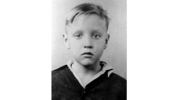 La foto acertijo: ¿Quién es este niño que recibió una guitarra en lugar de la bicicleta que quería y más tarde hizo historia?