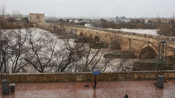 El río Guadalquivir roza los