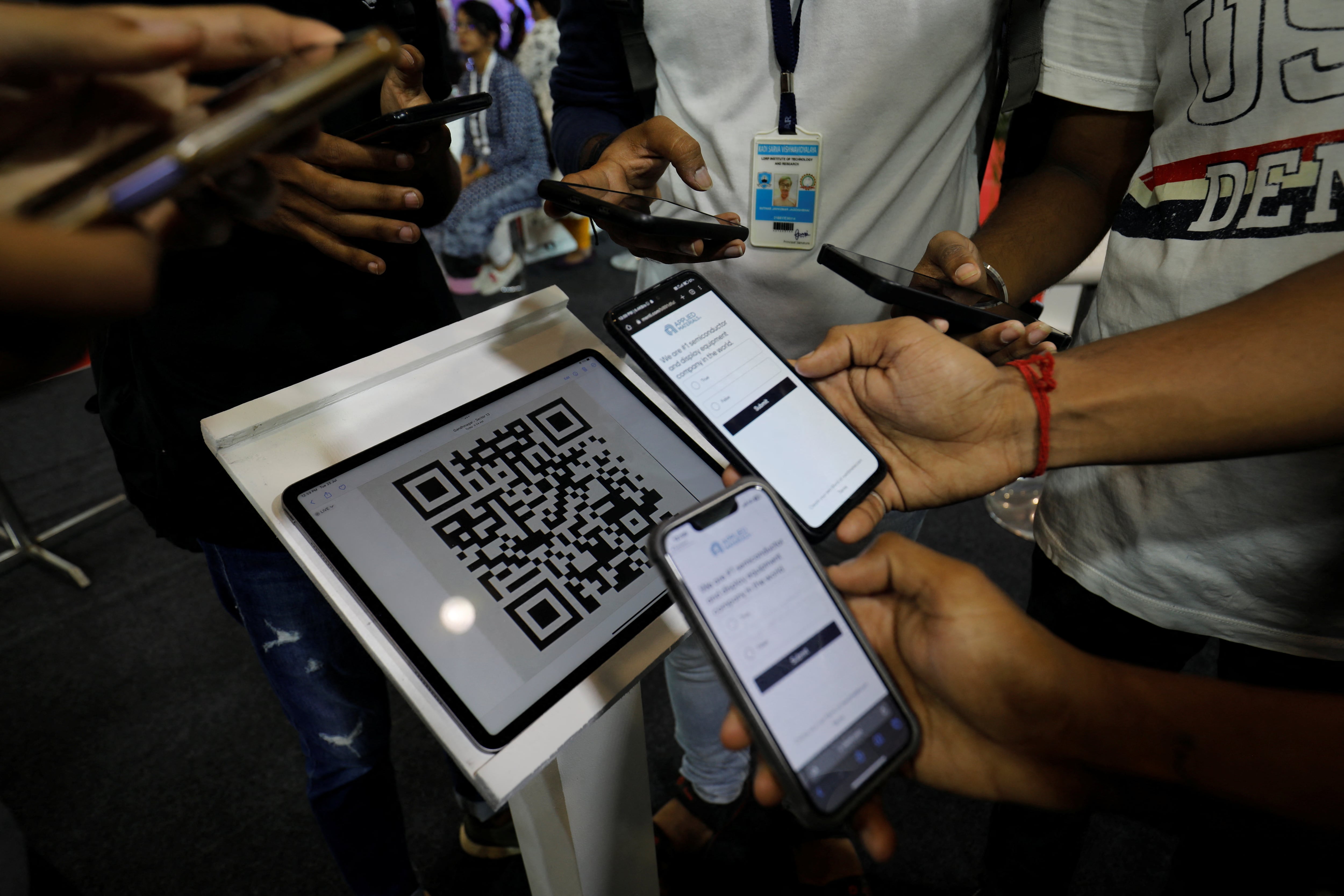 Los códigos QR se han vuelto muy comunes en diferentes espacios concurridos. (Foto: REUTERS/Amit Dave)