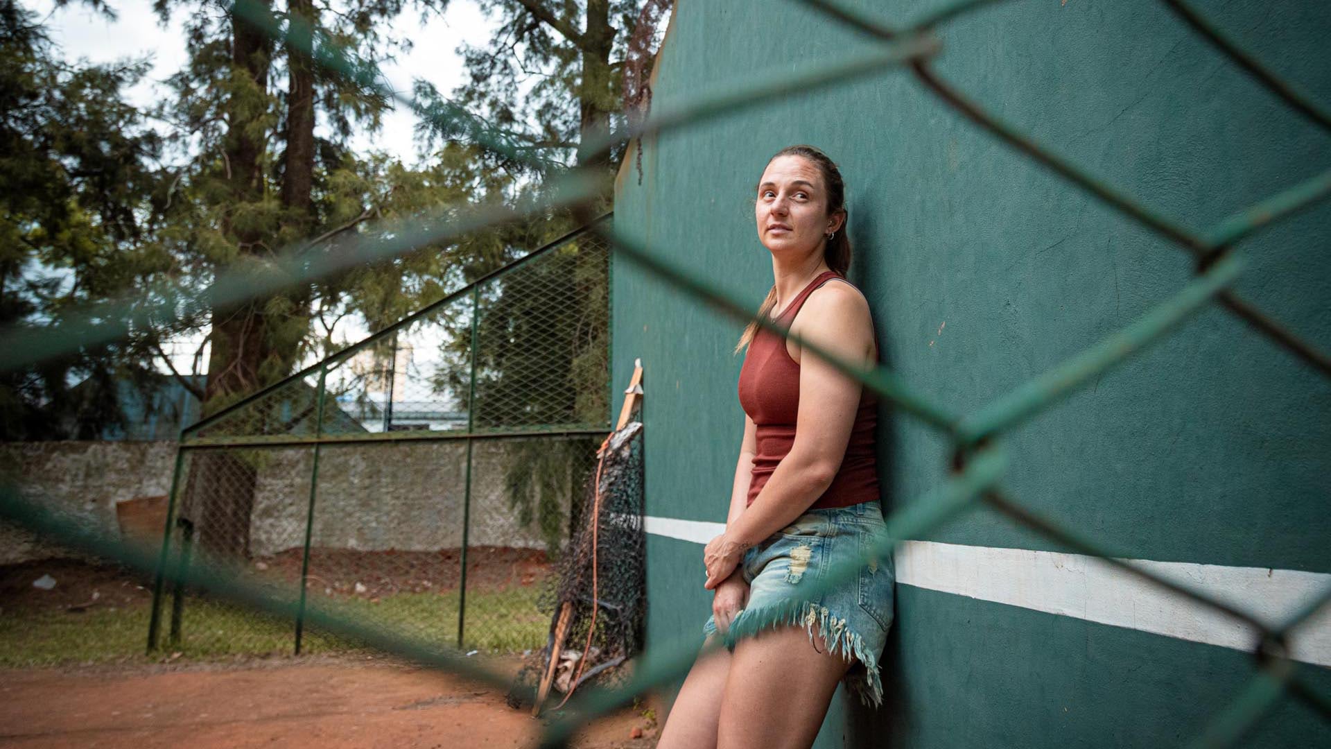 Nadia Podoroska, en una pausa reflexiva sobre el polvo de ladrillo: lejos del circuito, pero con la mirada puesta en el regreso y el deseo intacto de volver a competir (Crédito: Prensa AAT/Omar Rasjido)