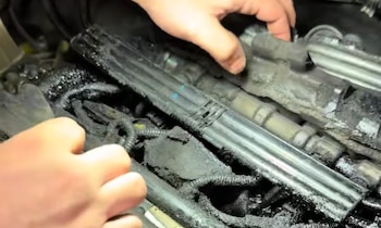 Los inyectores de un motor, completamente cubiertos de carbonilla (@jcautomotivetop)