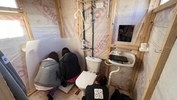 Los baños se instalan en