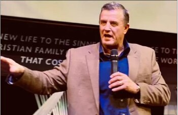 El pastor John Lowe II