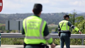 Dos agentes de la Guardia