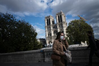 Una mujer camina frente a