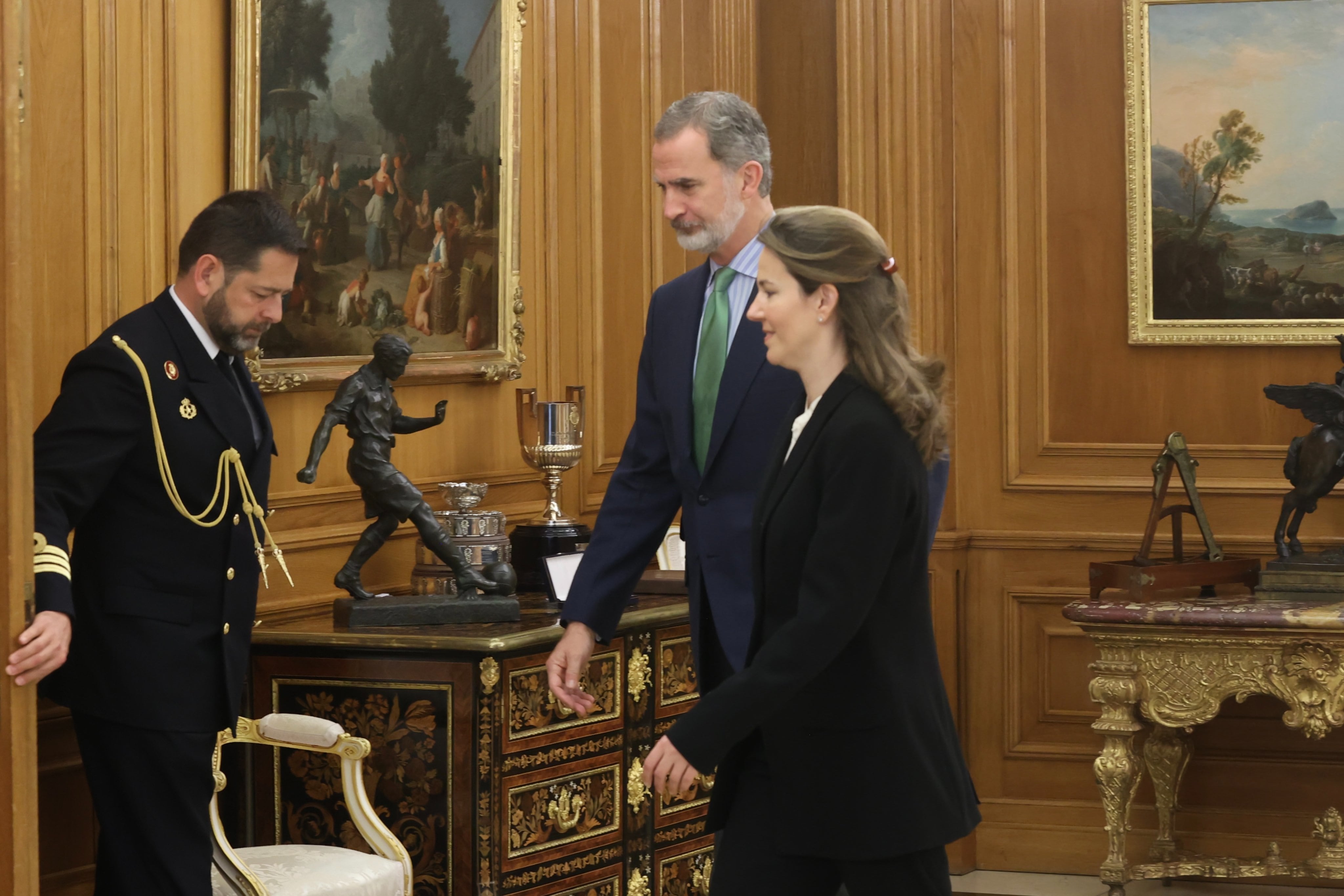 Felipe VI con María Cristina de Ulloa y Solís-Beaumont, duquesa de Arcos y decana de la Diputación Permanente y Consejo de la Grandeza de España y Títulos del Reino.