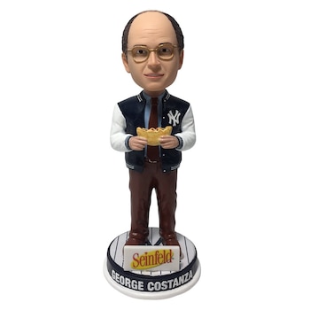 El muñeco de George Costanza con calzone despertó alta demanda antes de su lanzamiento y alcanzó preventas de USD 150 en eBay (@Yankees)