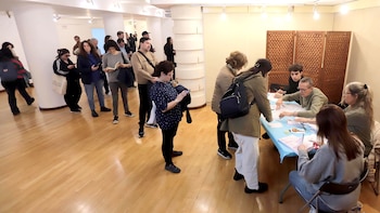 Un grupo de argentinos votando