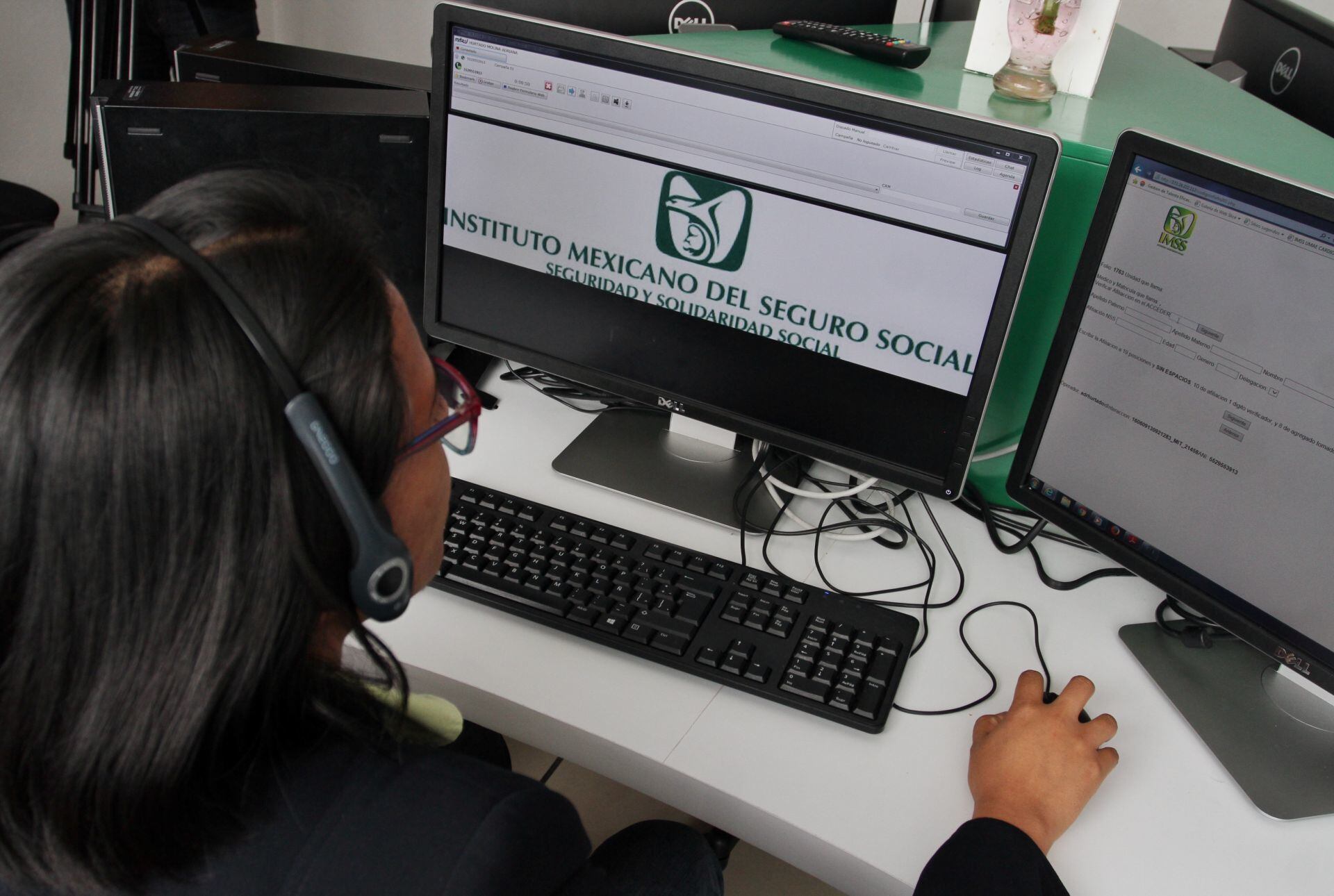El IMSS habilitó un sistema en línea para que derechohabientes y beneficiarios obtengan una nueva versión digital de la cartilla de vacunación en caso de extravío. (FOTO: MARÍA JOSÉ MARTÍNEZ /CUARTOSCURO.COM)