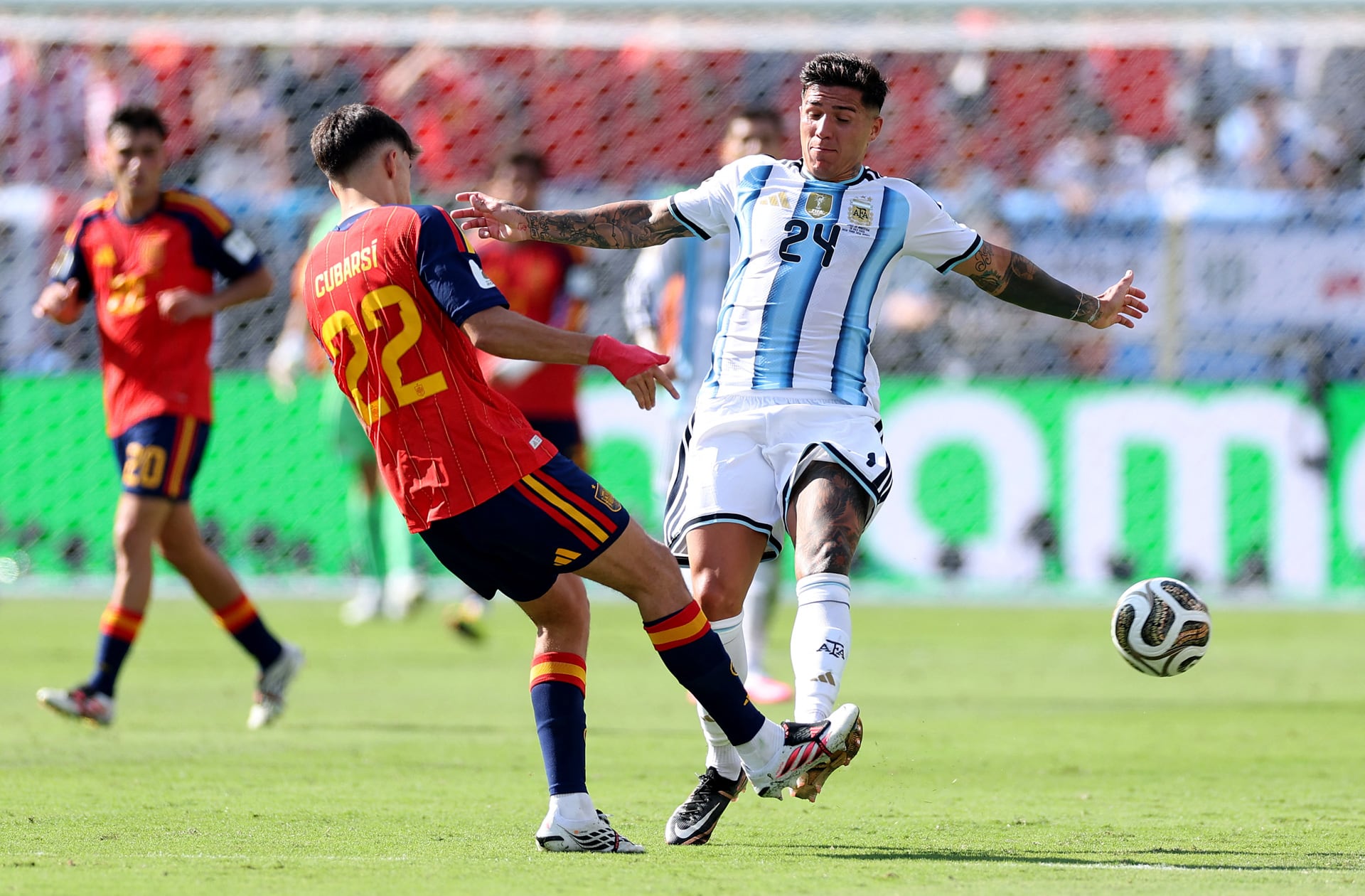 La entrada de Enzo Fernández en la que recibió la segunda amonestación (Dan Mullan/Getty Images/AFP)