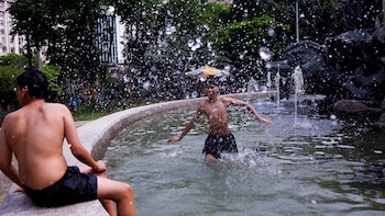 Niños juegan en una fuente