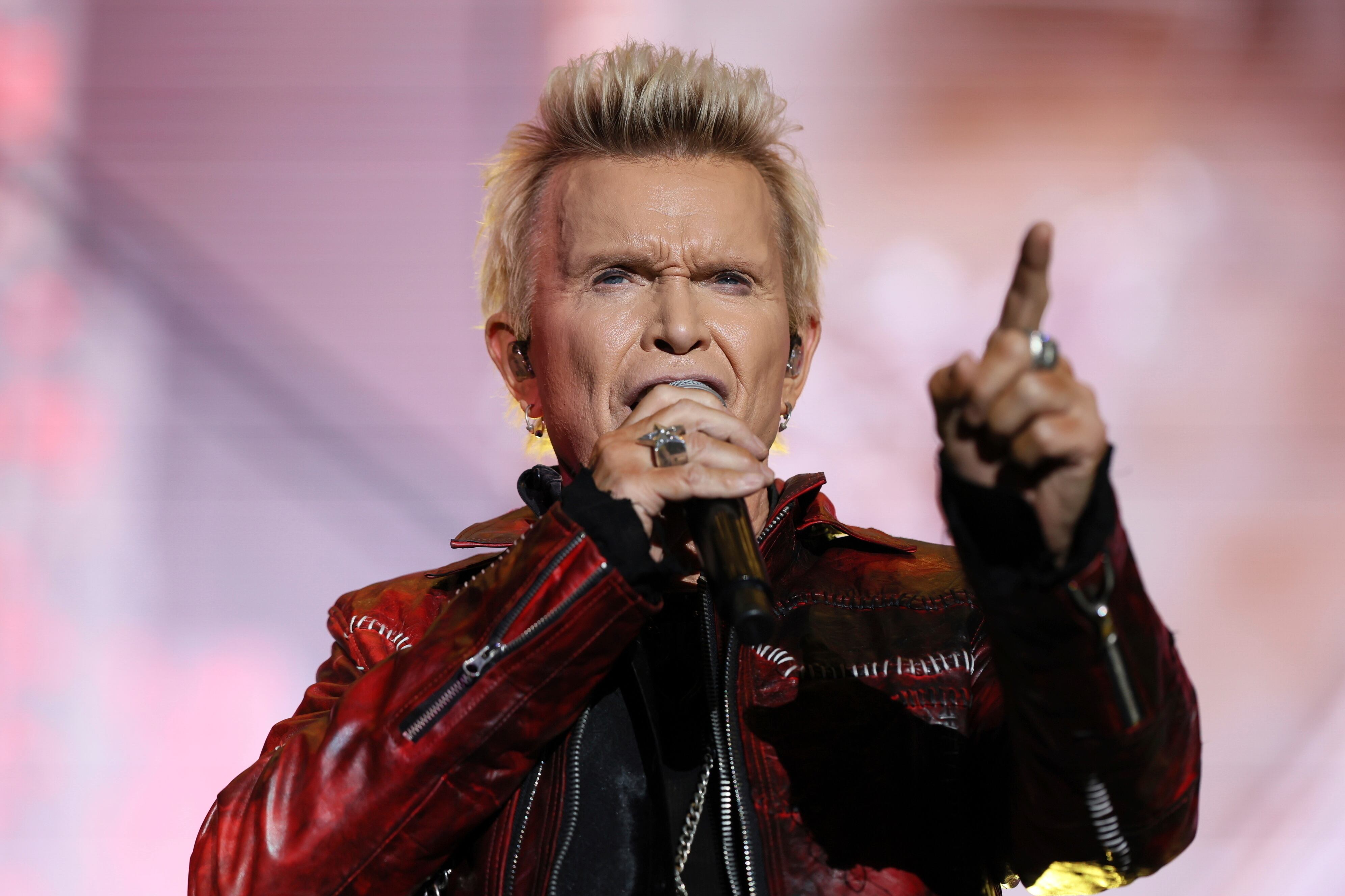 ARCHIVO - Billy Idol se presenta durante el festival Vive Latino en la Ciudad de México, el sábado 16 de marzo de 2024. (Foto AP/Ginnette Riquelme, archivo)