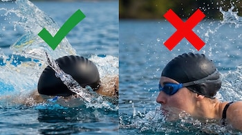Dos nadadoras en el agua, una a la izquierda con tilde verde y la otra a la derecha con cruz roja. Ambas usan gorro de natación y gafas. Hay salpicaduras de agua.