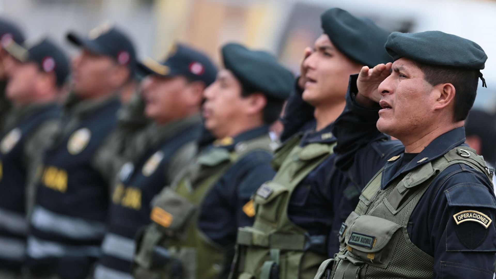 El uniforme de la Policía Nacional del Perú debe mostrar los apellidos del efectivo, su grado y el año de ascenso durante una intervención. (Andina)