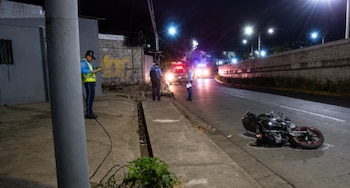 Jonathan Alberto Vega Aburto, exseleccionado nacional de fútbol sala de Nicaragua, murió en Managua tras perder el control de su motocicleta en el paso a desnivel Rubenia. (Foto cortesía TN8)