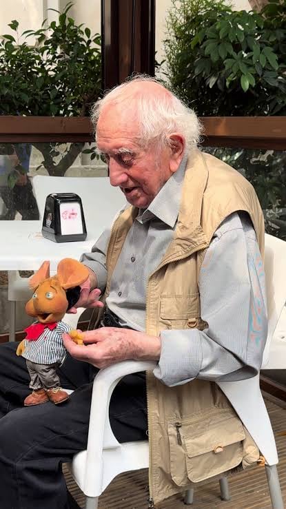 El actor Peppino Mazzullo interactúa con una figura de Topo Gigio, el personaje infantil al que prestó su voz durante décadas
