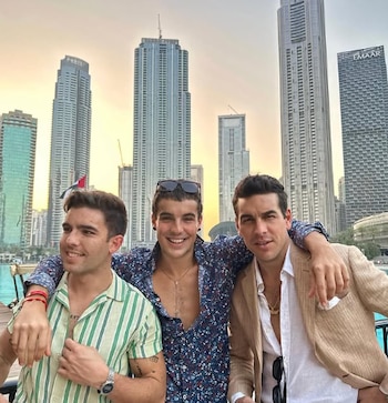 Óscar Casas junto a sus